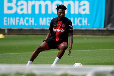 LEVERKUSEN, ALMANY - 18.07.23 Edmond Tapsoba. Bayarena 'da sezon öncesi antrenman FC Bayer 04 Leverkusen