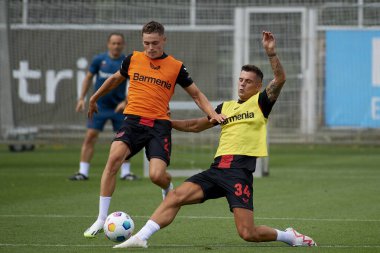 LEVERKUSEN, ALMANY - 18.07.23 Florian Wirtz, Granit Xhaka. Bayarena 'da sezon öncesi antrenman FC Bayer 04 Leverkusen