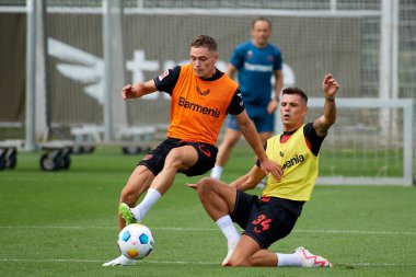 LEVERKUSEN, ALMANY - 18.07.23 Florian Wirtz, Granit Xhaka. Bayarena 'da sezon öncesi antrenman FC Bayer 04 Leverkusen