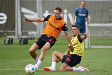 LEVERKUSEN, ALMANY - 18.07.23 Florian Wirtz, Granit Xhaka. Bayarena 'da sezon öncesi antrenman FC Bayer 04 Leverkusen