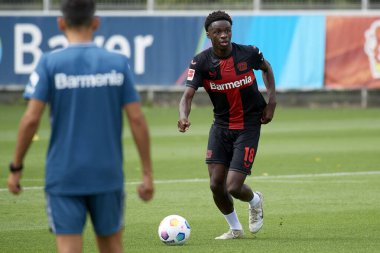 LEVERKUSEN, Almanya - 18.07.23: Noah Mbamba. Bayarena 'da sezon öncesi antrenman FC Bayer 04 Leverkusen
