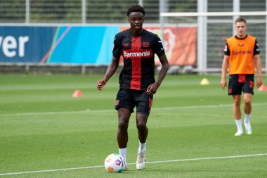 LEVERKUSEN, Almanya - 18.07.23: Noah Mbamba. Bayarena 'da sezon öncesi antrenman FC Bayer 04 Leverkusen