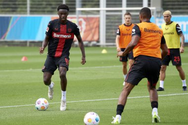 LEVERKUSEN, Almanya - 18.07.23: Noah Mbamba. Bayarena 'da sezon öncesi antrenman FC Bayer 04 Leverkusen