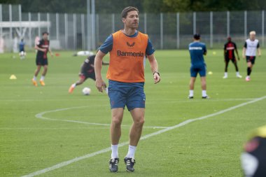 LEVERKUSEN, ALMANY - 11.07.23: Xabi Alonso. Bayarena 'da sezon öncesi antrenman FC Bayer 04 Leverkusen