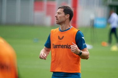 LEVERKUSEN, ALMANY - 11.07.23: Xabi Alonso. Bayarena 'da sezon öncesi antrenman FC Bayer 04 Leverkusen