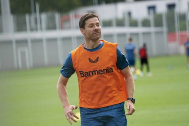 LEVERKUSEN, ALMANY - 11.07.23: Xabi Alonso. Bayarena 'da sezon öncesi antrenman FC Bayer 04 Leverkusen