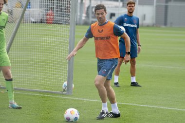 LEVERKUSEN, ALMANY - 11.07.23: Xabi Alonso. Bayarena 'da sezon öncesi antrenman FC Bayer 04 Leverkusen