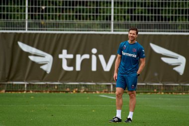 LEVERKUSEN, ALMANY - 18.07.23 Xabi Alonso. Bayarena 'da sezon öncesi antrenman FC Bayer 04 Leverkusen