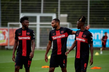LEVERKUSEN, ALMANY - 18.07.23: Edmond Tapsoba, Odilon Kossounou, Jonathan Tah. Bayarena 'da sezon öncesi antrenman FC Bayer 04 Leverkusen