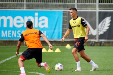 LEVERKUSEN, ALMANY - 18.07.23: Granit Xhaka. Bayarena 'da sezon öncesi antrenman FC Bayer 04 Leverkusen
