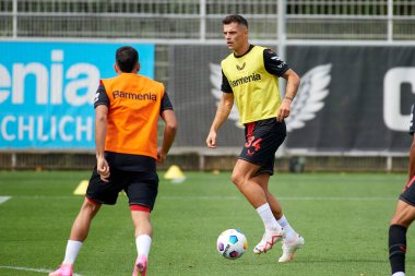 LEVERKUSEN, ALMANY - 18.07.23: Granit Xhaka. Bayarena 'da sezon öncesi antrenman FC Bayer 04 Leverkusen