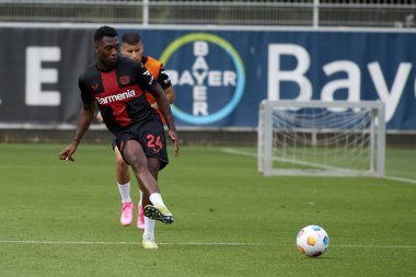 LEVERKUSEN, ALMANY - 18.07.23 Timothy Fosu-Mensah. Bayarena 'da sezon öncesi antrenman FC Bayer 04 Leverkusen