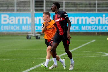 LEVERKUSEN, ALMANY - 18.07.23: Noah Mbamba, Florian Wirtz. Bayarena 'da sezon öncesi antrenman FC Bayer 04 Leverkusen