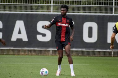 LEVERKUSEN, ALMANY - 18.07.23 Edmond Tapsoba. Bayarena 'da sezon öncesi antrenman FC Bayer 04 Leverkusen