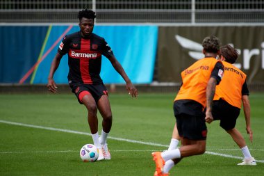 LEVERKUSEN, ALMANY - 18.07.23 Edmond Tapsoba. Bayarena 'da sezon öncesi antrenman FC Bayer 04 Leverkusen