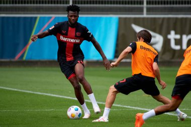 LEVERKUSEN, ALMANY - 18.07.23 Edmond Tapsoba. Bayarena 'da sezon öncesi antrenman FC Bayer 04 Leverkusen