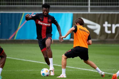 LEVERKUSEN, ALMANY - 18.07.23 Edmond Tapsoba. Bayarena 'da sezon öncesi antrenman FC Bayer 04 Leverkusen