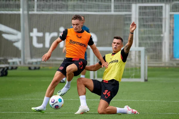 LEVERKUSEN, ALMANY - 18.07.23 Florian Wirtz, Granit Xhaka. Bayarena 'da sezon öncesi antrenman FC Bayer 04 Leverkusen