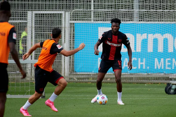 LEVERKUSEN, ALMANY - 18.07.23 Edmond Tapsoba. Bayarena 'da sezon öncesi antrenman FC Bayer 04 Leverkusen