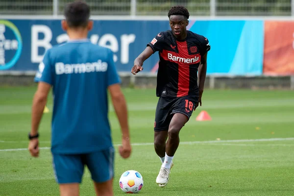 LEVERKUSEN, Almanya - 18.07.23: Noah Mbamba. Bayarena 'da sezon öncesi antrenman FC Bayer 04 Leverkusen