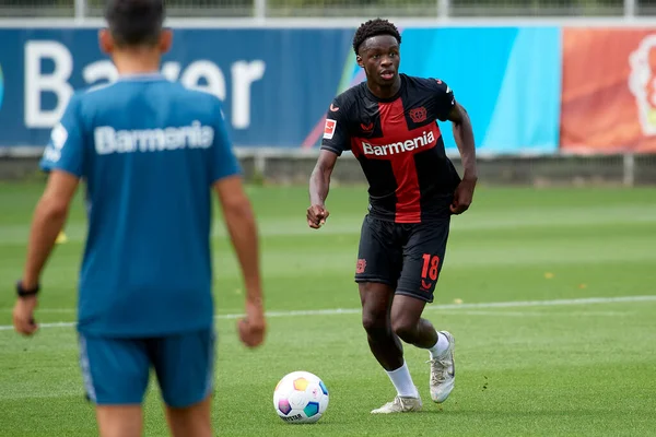 LEVERKUSEN, Almanya - 18.07.23: Noah Mbamba. Bayarena 'da sezon öncesi antrenman FC Bayer 04 Leverkusen