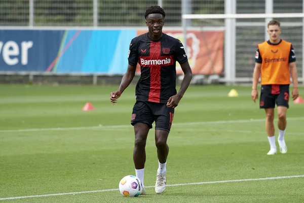 LEVERKUSEN, Almanya - 18.07.23: Noah Mbamba. Bayarena 'da sezon öncesi antrenman FC Bayer 04 Leverkusen