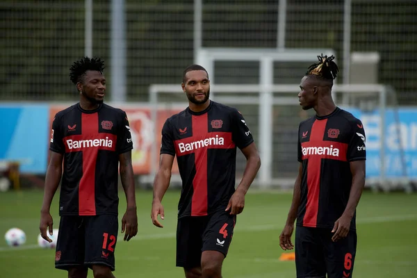 LEVERKUSEN, ALMANY - 18.07.23: Edmond Tapsoba, Odilon Kossounou, Jonathan Tah. Bayarena 'da sezon öncesi antrenman FC Bayer 04 Leverkusen