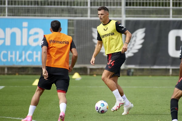 LEVERKUSEN, ALMANY - 18.07.23: Granit Xhaka. Bayarena 'da sezon öncesi antrenman FC Bayer 04 Leverkusen
