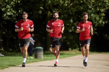 COLOGNE, ALMANY - 2 Ağustos 2023: Mark Uth, Nikola Soldo, Julian Chabot. 1.FC Koeln Uygulaması 