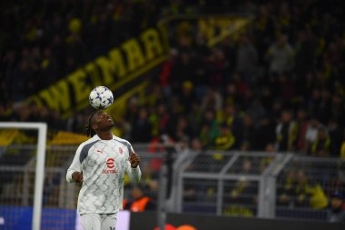 DORTMUND, ALMANY - 04.10.23 Rafael Leao. Maç UEFA Şampiyonlar Ligi Borussia Dortmund 'a karşı SIGNAL IDUNA PARK' ta AC Milan