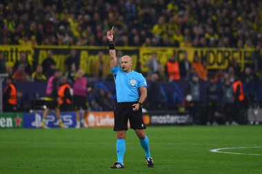 DORTMUND, GERMANY - 04.10.23: Hakem Szymon Marciniak Maç UEFA Şampiyonlar Ligi Borussia Dortmund, SIGNAL IDUNA PARK 'ta AC Milan' a karşı