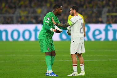 DORTMUND, GERMANY - 04.10.23: Davide Calabria, Mike Maignan, Maç UEFA Şampiyonlar Ligi Borussia Dortmund, SIGNAL IDUNA PARK 'ta AC Milan' a karşı