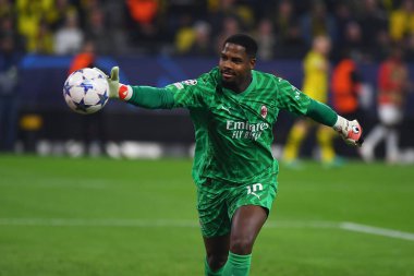 DORTMUND, Almanya - 04.10.23 Mike Maignan. Maç UEFA Şampiyonlar Ligi Borussia Dortmund 'a karşı SIGNAL IDUNA PARK' ta AC Milan