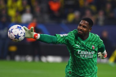 DORTMUND, Almanya - 04.10.23 Mike Maignan. Maç UEFA Şampiyonlar Ligi Borussia Dortmund 'a karşı SIGNAL IDUNA PARK' ta AC Milan