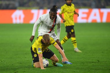 DORTMUND, GERMANY - 04.10.23: Julian Ryerson, Rafael Leao, Maç UEFA Şampiyonlar Ligi Borussia Dortmund - SIGNAL IDUNA PARK 'ta AC Milan