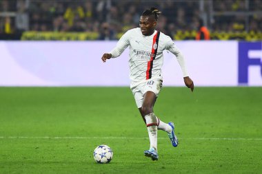 DORTMUND, ALMANY - 04.10.23 Rafael Leao. Maç UEFA Şampiyonlar Ligi Borussia Dortmund 'a karşı SIGNAL IDUNA PARK' ta AC Milan