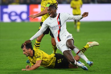 DORTMUND, ALMANY - 04.10.23 Rafael Leao, Emre Can, Mats Hummel. Maç UEFA Şampiyonlar Ligi Borussia Dortmund 'a karşı SIGNAL IDUNA PARK' ta AC Milan