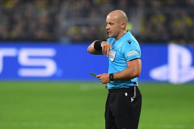DORTMUND, GERMANY - 04.10.23: Hakem Szymon Marciniak Maç UEFA Şampiyonlar Ligi Borussia Dortmund, SIGNAL IDUNA PARK 'ta AC Milan' a karşı