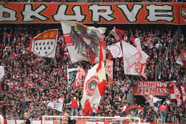 COLOGNE, ALMANY - 4 Kasım 2023: 1 numaralı Bundesliga futbol maçı. FC Koeln, FC Augsburg 'a karşı Rhein Enerji Stadyumu' nda