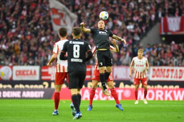COLOGNE, ALMANY - 4 Kasım 2023: 1 numaralı Bundesliga futbol maçı. FC Koeln, FC Augsburg 'a karşı Rhein Enerji Stadyumu' nda