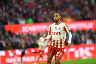 COLOGNE, ALMANY - 4 Kasım 2023: Linton Maina, Bundesliga 1 futbol maçı. FC Koeln, FC Augsburg 'a karşı Rhein Enerji Stadyumu' nda