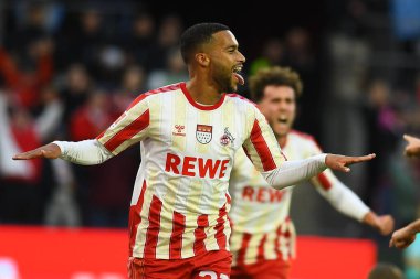 COLOGNE, ALMANY - 4 Kasım 2023: Linton Maina, Bundesliga 1 futbol maçı. FC Koeln, FC Augsburg 'a karşı Rhein Enerji Stadyumu' nda