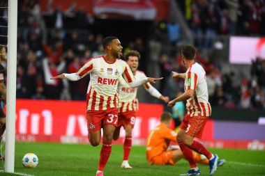 COLOGNE, ALMANY - 4 Kasım 2023: Linton Maina, Bundesliga 1 futbol maçı. FC Koeln, FC Augsburg 'a karşı Rhein Enerji Stadyumu' nda
