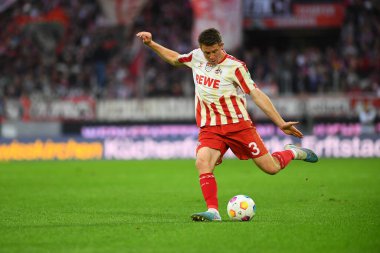 COLOGNE, ALMANY - 4 Kasım 2023: Dominique Heintz, Bundesliga 1 'in futbol maçı. FC Koeln, FC Augsburg 'a karşı Rhein Enerji Stadyumu' nda