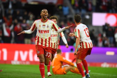 COLOGNE, ALMANY - 4 Kasım 2023: Linton Maina, Bundesliga 1 futbol maçı. FC Koeln, FC Augsburg 'a karşı Rhein Enerji Stadyumu' nda