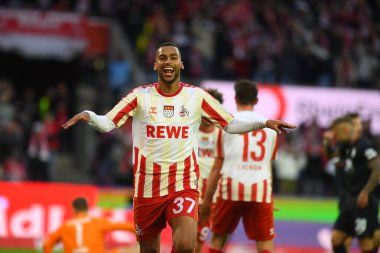 COLOGNE, ALMANY - 4 Kasım 2023: Linton Maina, Bundesliga 1 futbol maçı. FC Koeln, FC Augsburg 'a karşı Rhein Enerji Stadyumu' nda