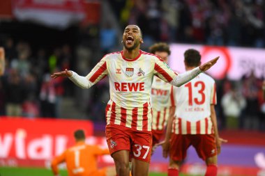 COLOGNE, ALMANY - 4 Kasım 2023: Linton Maina, Bundesliga 1 futbol maçı. FC Koeln, FC Augsburg 'a karşı Rhein Enerji Stadyumu' nda