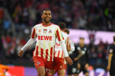 COLOGNE, ALMANY - 4 Kasım 2023: Linton Maina, Bundesliga 1 futbol maçı. FC Koeln, FC Augsburg 'a karşı Rhein Enerji Stadyumu' nda