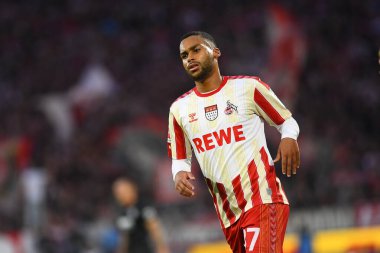 COLOGNE, ALMANY - 4 Kasım 2023: Linton Maina, Bundesliga 1 futbol maçı. FC Koeln, FC Augsburg 'a karşı Rhein Enerji Stadyumu' nda