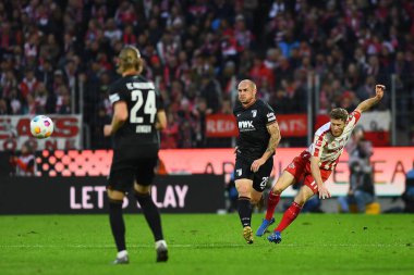 COLOGNE, ALMANY - 4 Kasım 2023: 1 numaralı Bundesliga futbol maçı. FC Koeln, FC Augsburg 'a karşı Rhein Enerji Stadyumu' nda